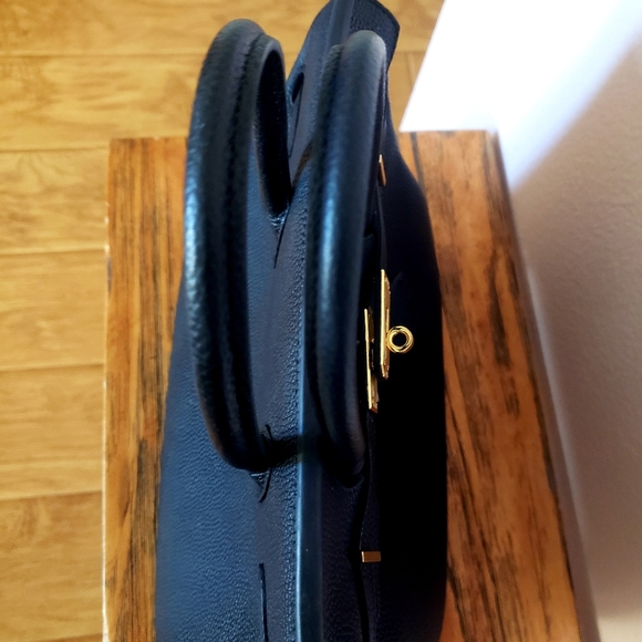 Elegant Black Leather Handbag - Picture 6 of 8